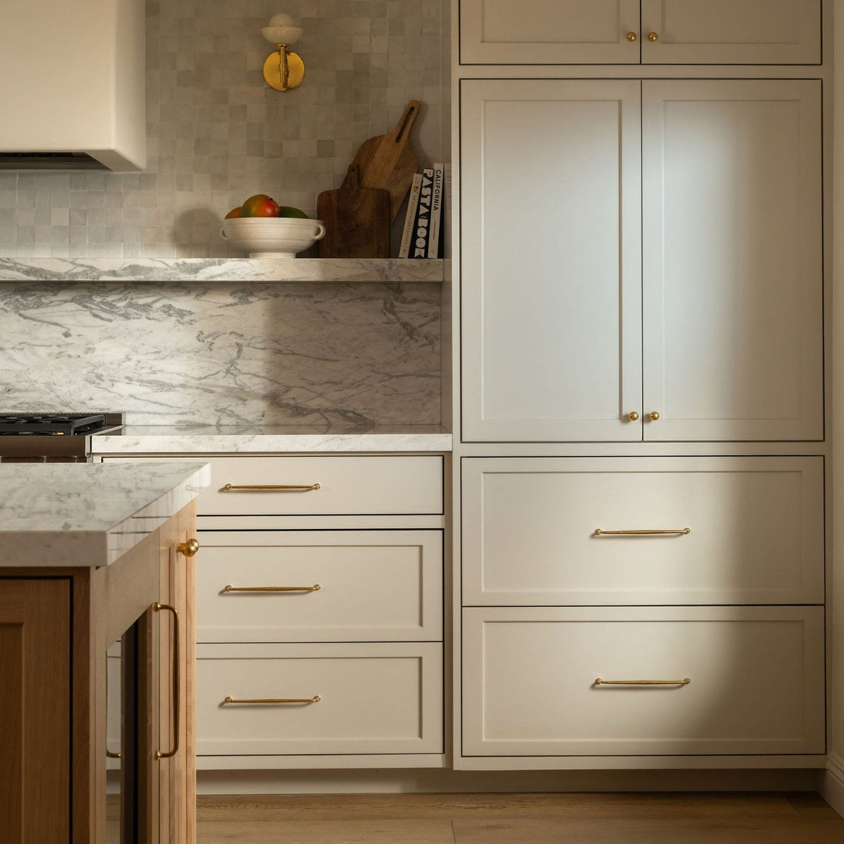 Plank Hardware Cabinetry GRAYSON Handle - Unlacquered Brass