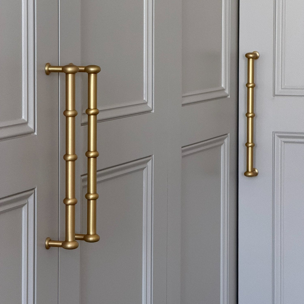 Plank Hardware Cabinetry 479mm (457mm CC) PEYTON Heavyweight Long Handle - Heirloom Brass